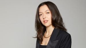Rebecca Fierro: “I libri che leggiamo forgiano la nostra idea di amore. La Gen Z? Ha paura di mettersi in discussione”