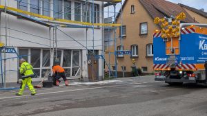 Auto kracht in Haus: Noch Stunden später herrscht Ausnahmezustand auf Goldenbühlstraße