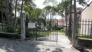Degrado e spaccio: il parco Patuna di Monfalcone chiuso tutto il giorno