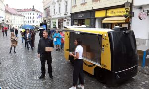 (VIDEO) Prihodnost v Ljubljani: robot je uspešno dostavil prvi paket