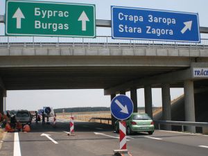 Ако са ви липсвали задръстванията по магистралата, успокойте се, от утре движението към Бургас пак ще е ад