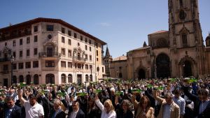 Oviedo levanta el brazo para un escanciado popular con más de un millar de personas por el Día Mundial de la Sidra: 