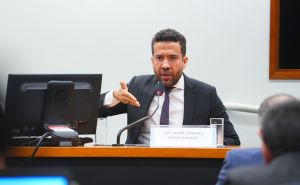 Condenação pela OAB pode tornar Janones inelegível