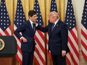 De Macron à Trump, les banquiers centraux sous tutelle