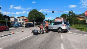 Schianto moto-auto a Cesana: gravissimo motociclista