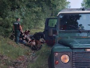 Удар срещу каналджийството: Арестуваха над 15 нелегални мигранти в микробус край Приморско