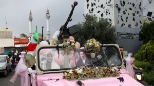 Irán: noches de juerga bélica, mujeres y drones rosas