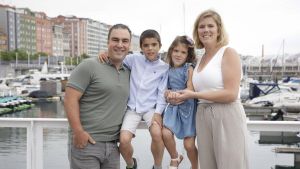 El tesón de Lucas Santa Eugenia, el niño gijonés al que le diagnosticaron con 15 días de vida una enfermedad rara que le deja sin fuerzas: 