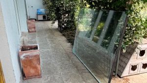 Villanova, entrano in casa e fanno razzia: vetrata abbattuta a picconate