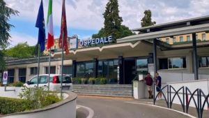 Noventa, operaio si taglia il piede riparando un tombino
