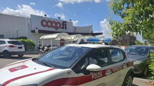 “Quel parcheggio è riservato”. Ma lui non sente ragioni: colpisce una donna incinta con un pugno e scappa