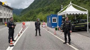 Cinque cittadini pakistani fermati al valico di Stupizza: arrestato l'autista, veicolo sequestrato