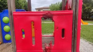 Vandali al parco dei bambini, giochi imbrattati e incendiati. Sindaco furioso: «Pagheranno»