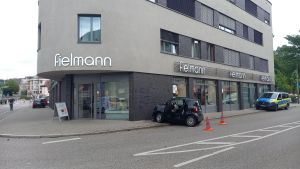 Blaulichtreport: 72-jährige Autofahrerin kracht nach einem Auffahrunfall in eine Hausfassade