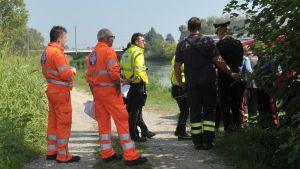 Pantigliate, allarme per un’auto ribaltata nel canale: trovato morto un uomo nell’abitacolo