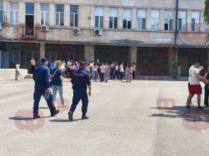 Голямата атака стигна и до Бургас: Евакуираха Френската гимназия след сигнал за бомба (СНИМКИ)