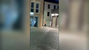 Coltellate tra la movida del sabato sera a Mestre: le immagini del corpo a corpo