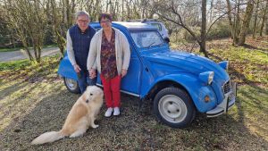 La storia di Philippe e Martine, che girano la Francia con la loro Due Cavalli per lottare contro il Parkinson