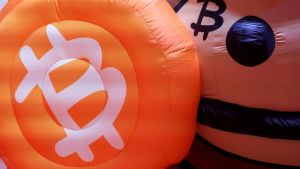 El bitcoin acusa la retirada de flujos institucionales
