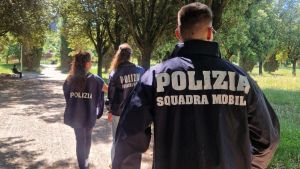 Ladri d’appartamento cercano di fuggire all’estero: bloccati in autostrada