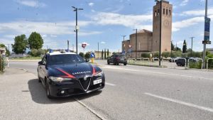 Rissa in pieno giorno sulla Pontebbana: tre persone si picchiano in mezzo alla strada