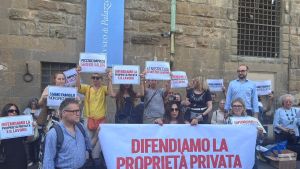 In cento protestano contro lo stop agli affitti brevi. Presidio sotto Palazzo Vecchio: “Misura demagogica”