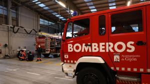 Susto en Gijón: chocan dos coches y uno de los conductores queda atrapado dentro de su vehículo