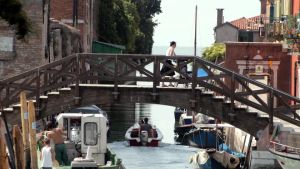Si tuffa in canale a Venezia per sfuggire alla polizia, ma non sa nuotare: agente lo salva