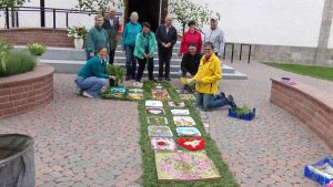 Not macht erfinderisch: Wolterdingen legt Blumenteppich im Pizzakarton