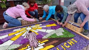 Es fehlen die Blumen: Hüfingen muss beim Fronleichnamsteppich wieder improvisieren