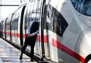 Deutsche Bahn: Wie mich die ICE-Schaffnerin plötzlich zum Raucher machte