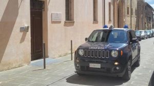 Minaccia col coltello la vicina novantenne, poi la chiude in bagno e le ruba 600 euro