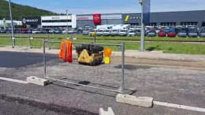Cede la carreggiata dopo la rottura di una tubatura a Muggia: i lavori in corso