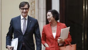 El Parlament tramita los primeros presupuestos de Illa en pleno conflicto con los profesores