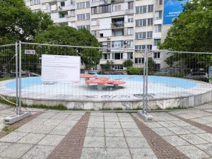 Обновяват зоната около фонтан 