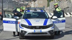 Ragazzino fugge alla polizia in sella a uno scooter rubato, poi scappa a piedi: rocambolesco inseguimento a Trieste