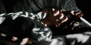 La frontière entre éveil et sommeil est bien plus floue que l’on ne le pensait : on peut rêver en étant éveillé