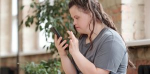 ‘Chatbots’ que trabajan para la inclusión de personas con discapacidad