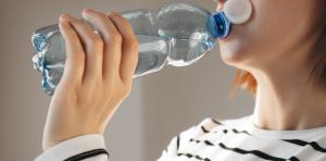 Plásticos, cosméticos, pesticidas… ¿cómo pueden afectar a la llegada y los síntomas de la menopausia?