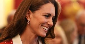 Como Kate Middleton transformou dois vestidos em mensagens de acolhimento?