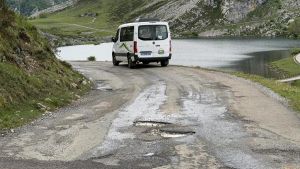 Conflicto en los lagos de Covadonga: Cangas de Onís exige al Principado la reparación urgente del tramo de carretera que une Enol y La Ercina