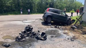 Incidente sulla Fondovalle, in moto contro un’auto: a 19 anni lotta per la vita