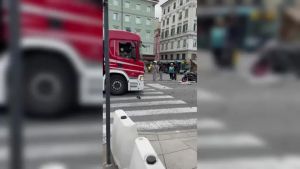 Camion dei pompieri si scontra con un’auto in piazza Goldoni a Trieste