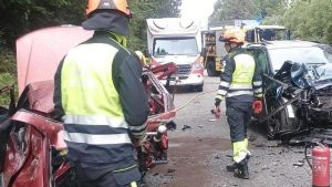 Tragedia en la variante de Avilés: un fallecido y dos heridos tras un brutal choque entre dos coches