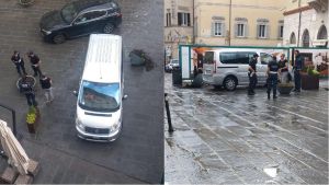 Scene di ordinario “disordine” in piazza Danti: un camper incastrato, un pulmino abbatte due fioriere