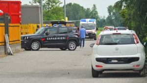 Chieve, tenta di scavalcare un cancello e s’infilza: grave operaio
