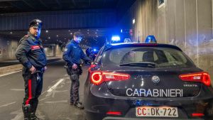 Palpeggiata sotto gli occhi del compagno a due passi dal Duomo