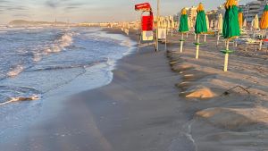 La mareggiata si ’mangia’ la spiaggia