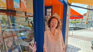 Ana María Pérez, la tercera generación de una saga de ferreteros veigueños, recibe con orgullo el premio al 