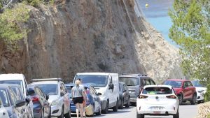 Coches, coches, coches ‘overbooking’ en las playas